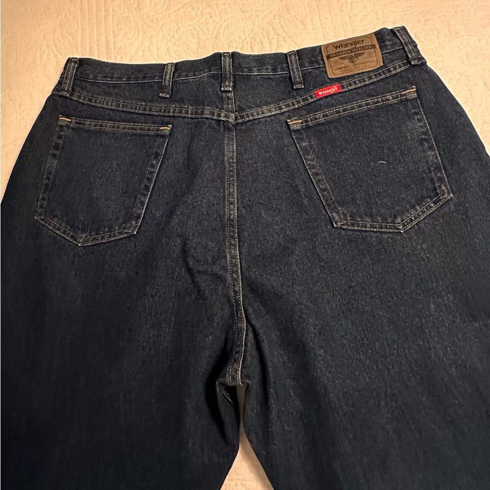 Men’s Wrangler relaxed 42X30 gently worn jeans